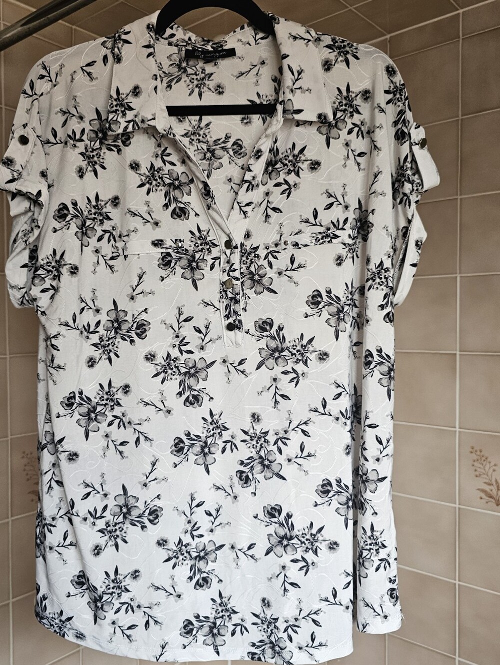 Lily Morgan Size XL White Floral Short Sleeve Button-Front Blouse NWOT
